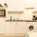 City Apartment With Netflix, Central And Near Metro, 12