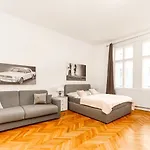 City Apartment With Netflix, Central And Near Metro, 12