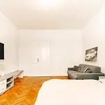 City Apartment With Netflix, Central And Near Metro, 12