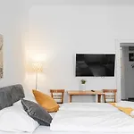 Vivid King Bed Apt - 12 Minutes From City Center