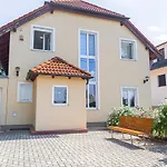 Exquisite Villa With Free Parking - Suitable For Groups Up To 18P