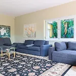 Exquisite Villa With Free Parking - Suitable For Groups Up To 18P