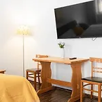 Vivid King Bed Apt - 12 Minutes From City Center