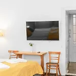 Vivid King Bed Apt - 12 Minutes From City Center