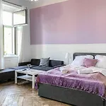 Commodious 2Br Apt. Near Akh-Perfect For Groups