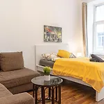 Peaceful 1Br Apt. Near Metro Station Laengenfeldg.