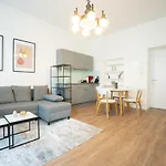 Spacious Apartment With Huge Shared Terrace And Grill Located Between City Centre And Donau River