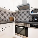 Apartment In The Central Area. 5 Minute\'S Walk To The Danube.