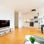 Balcony Apartment, 1 Min To Metro, Perfect For Long Stay
