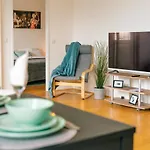 Balcony Apartment, 1 Min To Metro, Perfect For Long Stay