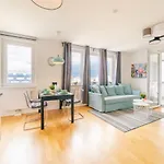 Balcony Apartment, 1 Min To Metro, Perfect For Long Stay