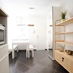 2-Room Apartment On The First Floor With Designer Renovation. Exit To The Courtyard. 15 Minutes To Schloss Schoenbrunn