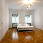 3-Bedroom Apartment In Central Vienna
