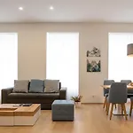 Modern 3 Room Apartment In A Prime Location