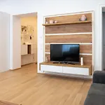 Modern 3 Room Apartment In A Prime Location