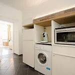 2-Room Apartment On The First Floor With Designer Renovation. Exit To The Courtyard. 15 Minutes To Schloss Schoenbrunn