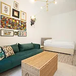 2-Room Apartment On The First Floor With Designer Renovation. Exit To The Courtyard. 15 Minutes To Schloss Schoenbrunn