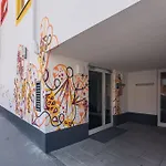 Neu Und Hell In Zentraler Ruhelage Mit Parkplatz