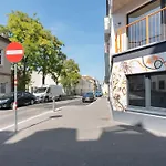 Neu Und Hell In Zentraler Ruhelage Mit Parkplatz