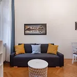 Zentrale Ruhelage Im Typischen Wiener Altbau