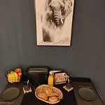 Elephant- Metro To The Opera 1 Min Away