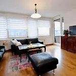 Grosse Balkonwohnung Bei Uno City