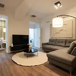 Stylish Apartment With Dedicated Working Space And Super King-Size Bed Located Between City Centre And Donau River