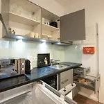 Stylish Apartment With Dedicated Working Space And Super King-Size Bed Located Between City Centre And Donau River