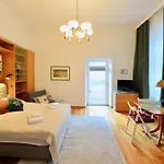 Charming With Balcony In Hip & Trendy Margareten