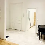 City-Center-Apartment Hip Area, Big & New
