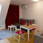 Cosy Modern Apartment With A/C And Balcony