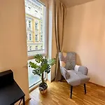 3-Room Vienna Centrale Suite
