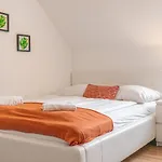 Lovely 2 Apartments - Suitable For Long Stays