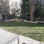 Cosy Flat In The Quiet Area With Own Garden, Free Parking And Direct Public Transport Link To The Centre