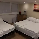 Cosy Flat In The Quiet Area With Own Garden, Free Parking And Direct Public Transport Link To The Centre