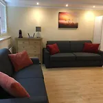 Cosy Flat In The Quiet Area With Own Garden, Free Parking And Direct Public Transport Link To The Centre