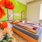Queen Studio 3P Bs