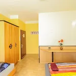 Queen Studio 3P Bs