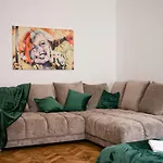 Peaceful 2 Bedroom Apt With Backyard In Prime Location