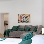 Peaceful 2 Bedroom Apt With Backyard In Prime Location