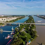 Danube Central Penthouse 3 Bed 90 M2 With Balcony