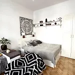 Cozy City Apartment Close To Metro - Self Check-In