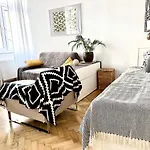 Cozy City Apartment Close To Metro - Self Check-In