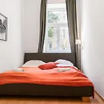 Welcoming 3Br Budget Apt. Well Connected