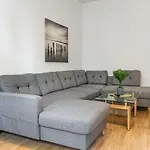 Welcoming 3Br Budget Apt. Well Connected