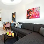 Sky9 Apartments Stadthalle