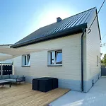 Luxury Suburb House - Bright, Quiet, Beautiful