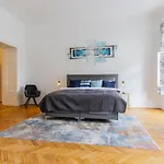 120 M2 4-Rooms Apartment In A City Center