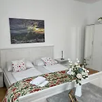 Vienna City Apartment 1
