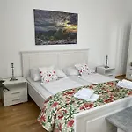 Vienna City Apartment 1